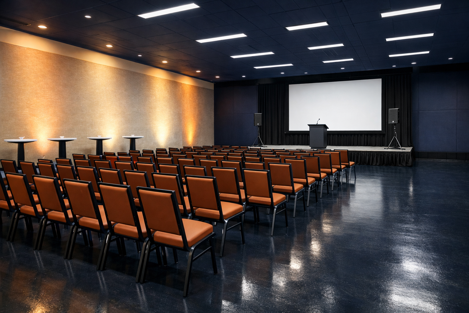 Açık hava etkinlik alanında sıralanan masa ve sandalyeler